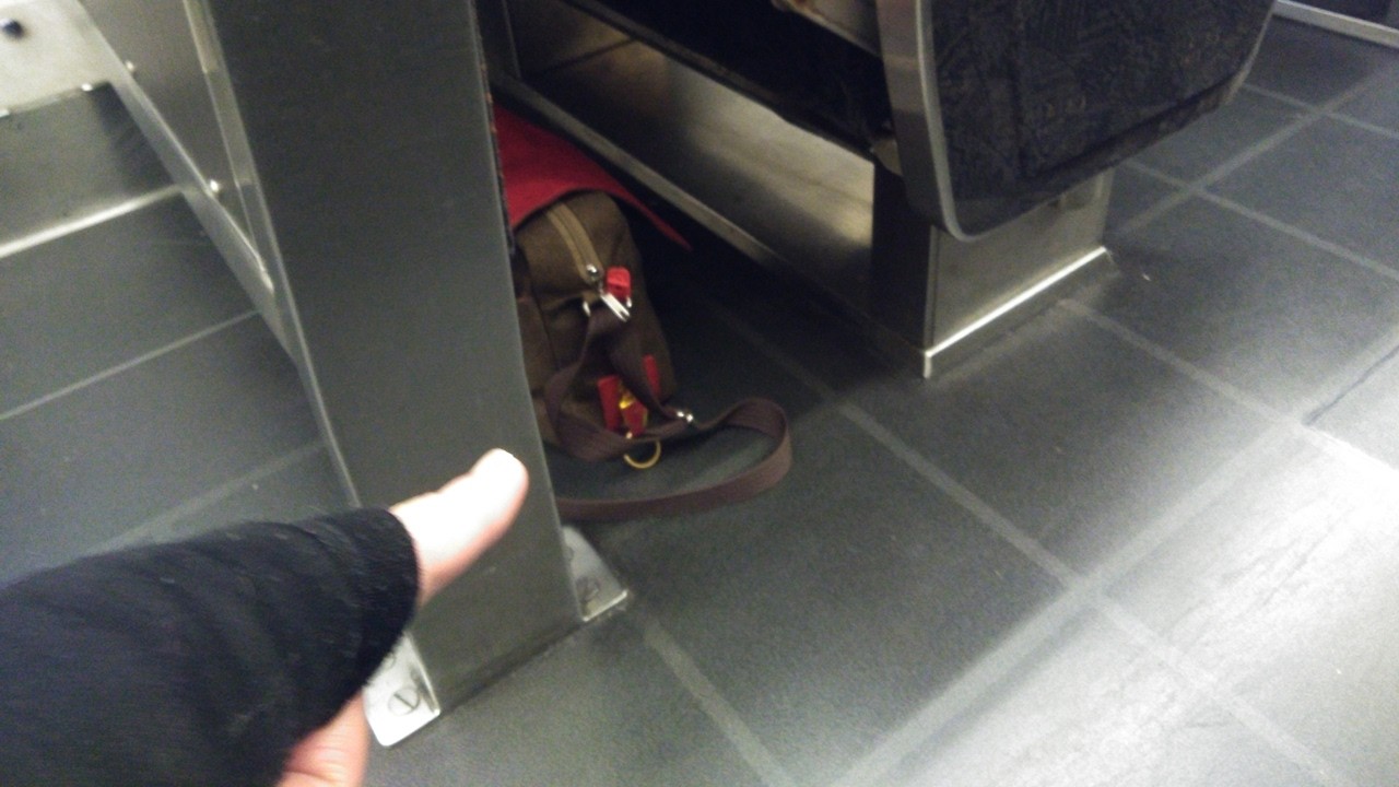 京阪特急、ちょっと大きな荷物があるときの「静かな置き方」