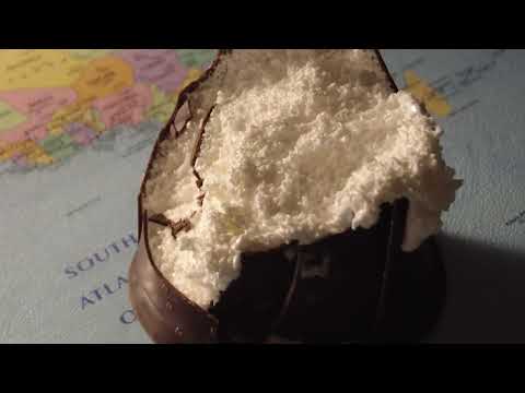 MongoTV_8278 - SPISER EN LÆKKER SPANGENBERG FLØDEBOLLE LIDT FØR FREDAG MIDNAT