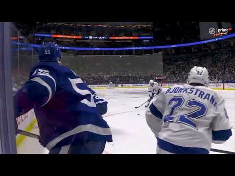 Столкновение Мермиса коленом в колено и Джошуа сражается с Крозье (с Джо Боуэном)