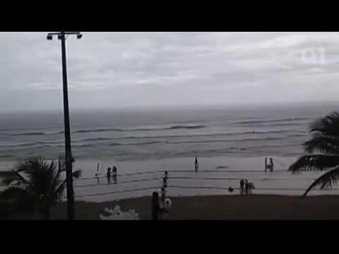 Vídeo registra momento exato em que turista é ferida por raio em praia de SP