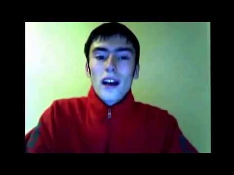 Un mec qui chante "maya l'abeille "