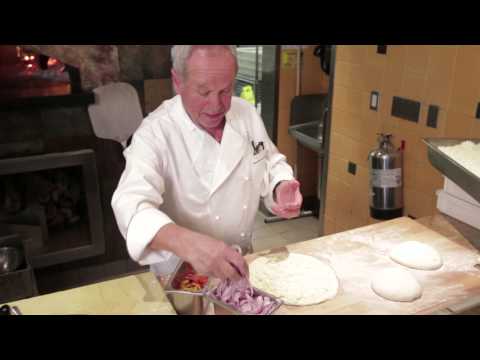 People Cooking Things: How to Make Barbecue Chicken Pizza, with Wolfgang Puck