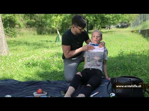 Einer Person helfen, die eine schwere allergische Reaktion hat