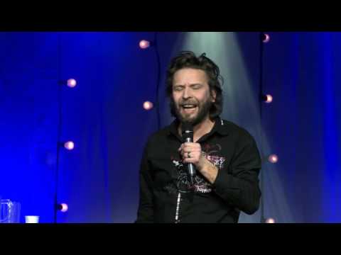 Keski-ikäinen mies tanssii | ILARI JOHANSSON @ Stand Up!