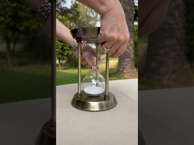 Vídeo relacionado con GNEGNI LIFE Reloj de arena 60 minutos, arena negra, decoración de cristal, 1 hora, gran reloj de arena para el hogar, la oficina, el aula, la oficina, la decoración de la boda