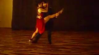 Para Dos. Coreografía: Leonardo Cuello. Bailarines: Lila Morena Acuña y Charli Sosa.