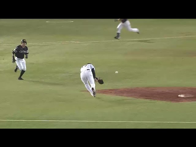 【5回表】超必見!! マリーンズ・クルーズの「光速グラブトス」 2015/9/25 M-H