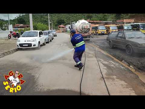 Sabesp lava as ruas de São Lourenço da Serra e só pedir.