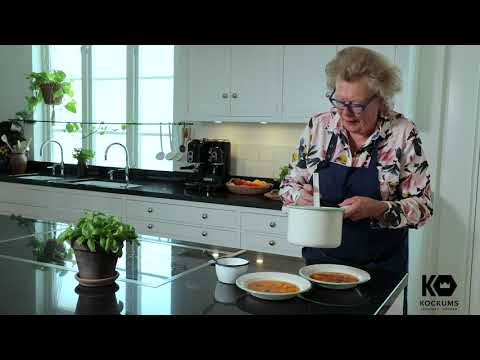 Birgitta Rasmusson lagar en morotssoppa á la lyx
