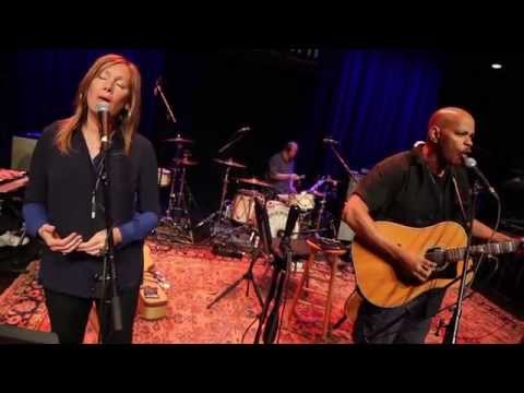 Guy Davis - I Wish I Hadn't Stayed Away So Long (eTown Webisode #889)