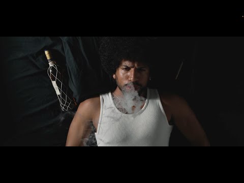 Nandy Versátil- Dando Vueltas Fumando (Official Video)