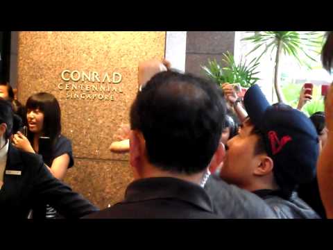 [FANCAM] 101023 ZE:A coming out from hotel @ Singapore