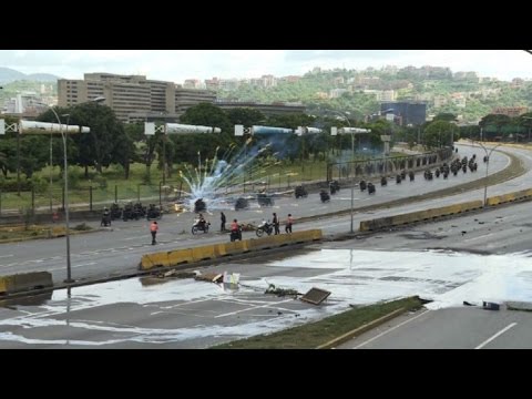 Video: Heridos de bala en un bloqueo de protesta contra Maduro