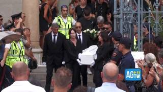I funerali di Beatrice Aiello: il lungo applauso all'arrivo della piccola bara bianca