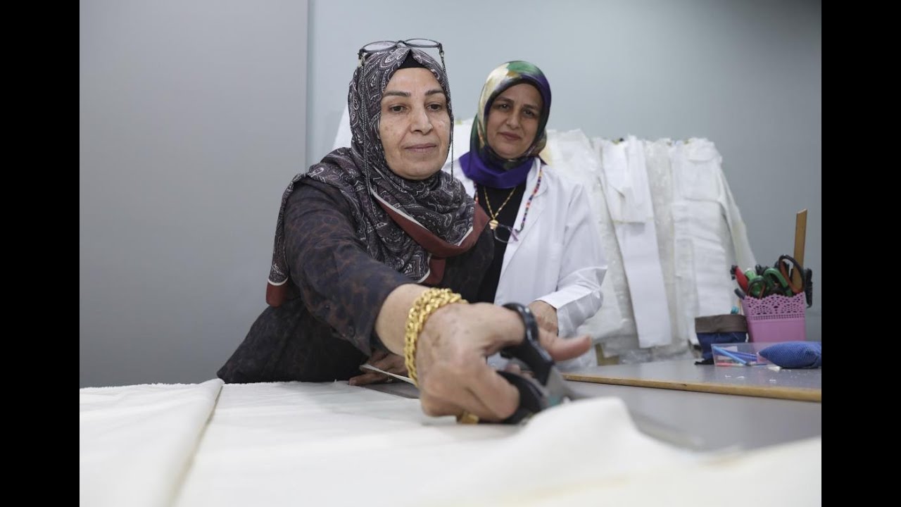 ÖZEL BİREY ANNELERİ BÜYÜKŞEHİR İLE HEM SOSYALLEŞİYOR HEM EL İŞİ ÖĞRENİYOR