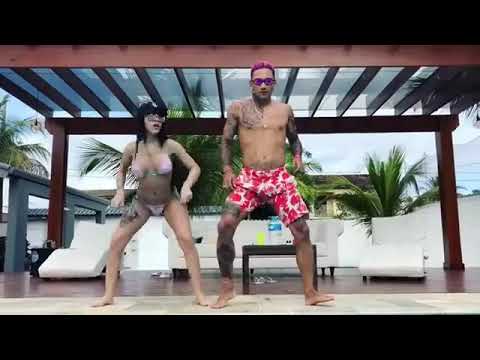 Dynho Alves e MC Mirella dançando Junto