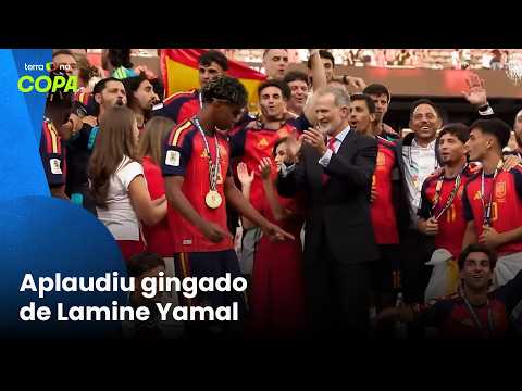 Rei da Espanha ergue a taça e entra na festa dos jogadores após título da Copa do Mundo