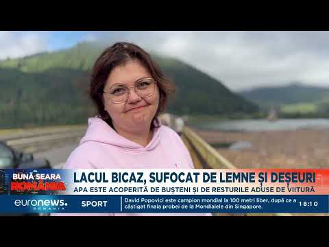 Lacul Bicaz, sufocat de deșeuri. Apa este acoperită de bușteni și de resturile aduse de viitură