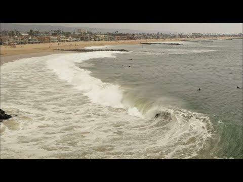 Rekaman drone saka swell padhet ing Pantai Newport