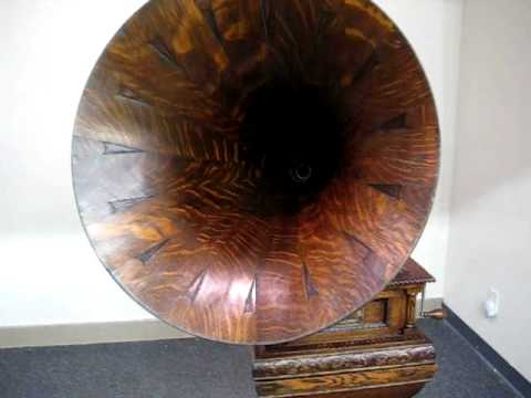 Victor D Phonograph with Oak Speartip Horn