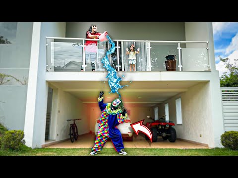 A LARISSA JOGOU UM BALDE DE ÁGUA NO PALHAÇO ASSUSTADOR!