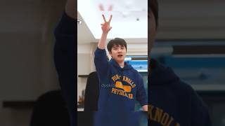 Download lagu KYUNGSOO SI PALING NOMU haengbokhae 🤣🤣 #exo #kyungsoo #nomathschooltrip mp3