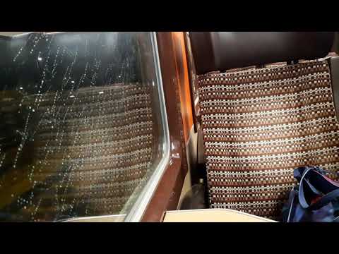 ÖBB 5047 030 1 am Weg nach Wieselburg verlässt den Bahnhof Pöchlarn um kurz nach 18:50 am 30.11.2021