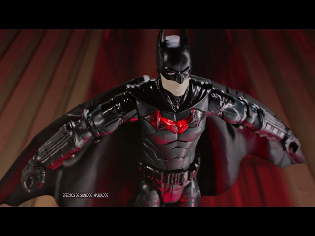 Vídeo relacionado con THE BATMAN - FIGURA BATMAN 30 CM - DC COMICS - Muñeco Batman 30 cm Articulado con Capa de Tela - Estilo y Detalles Oficiales de la Película - 6061620 - Juguetes Niños 3 Años +