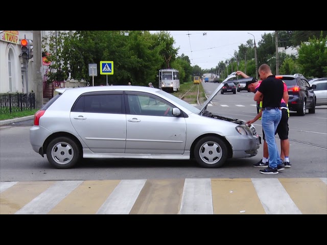 Автомобиль чуть не снёс пешеходов
