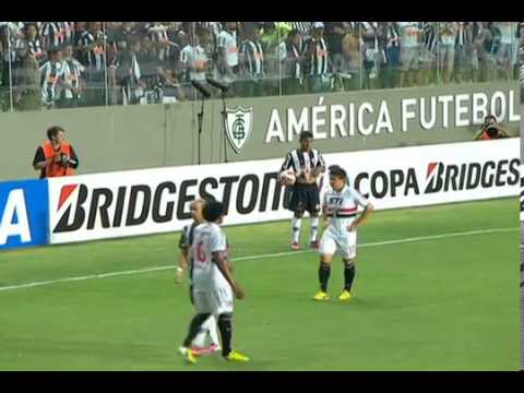 'Água de Ronaldinho'  GE revela indícios de jogada ensaiada do Galo   globoesporte com2