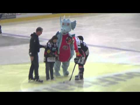 Christelle Gotteron 26 09 2014 Je fais le coup d' envoi du match Gottéron-Lugano