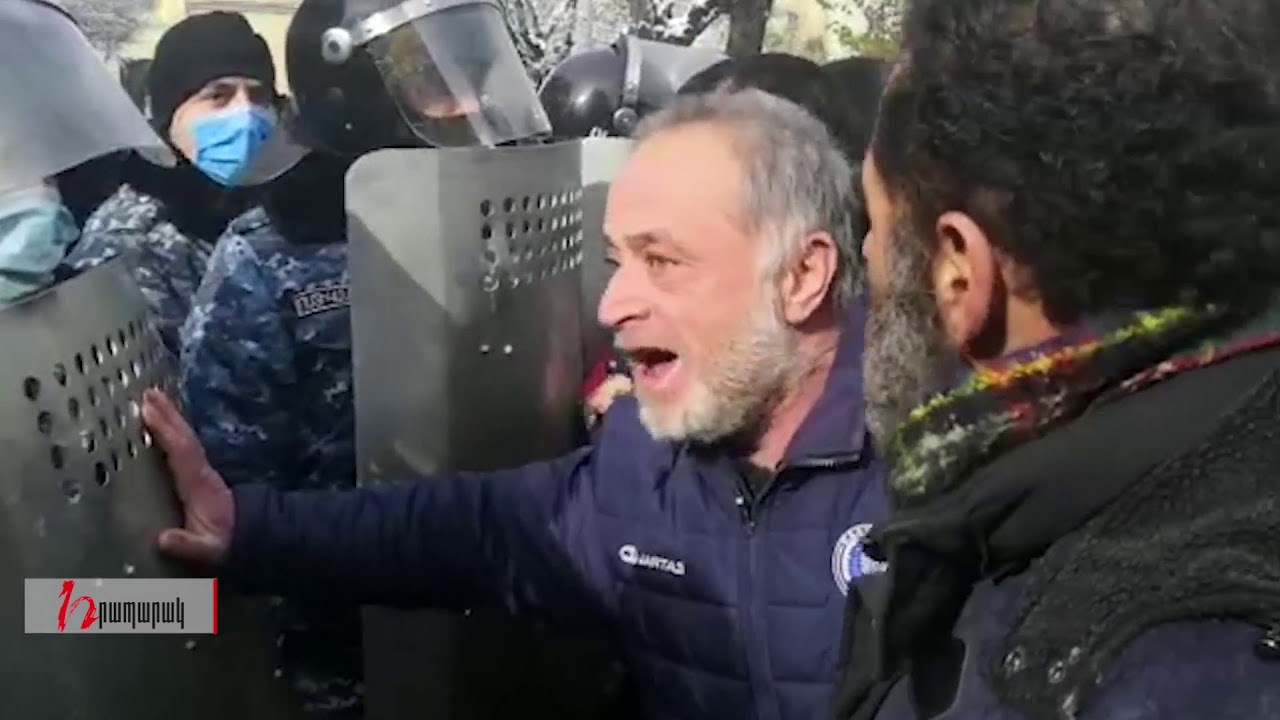 Վայր դրեք վահանները, փրկեք Հայաստանը. քաղաքացիները՝ ոստիկաններին