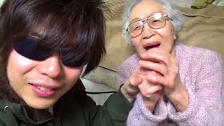 91歳のおばあちゃんと一緒に新年の挨拶をする男。