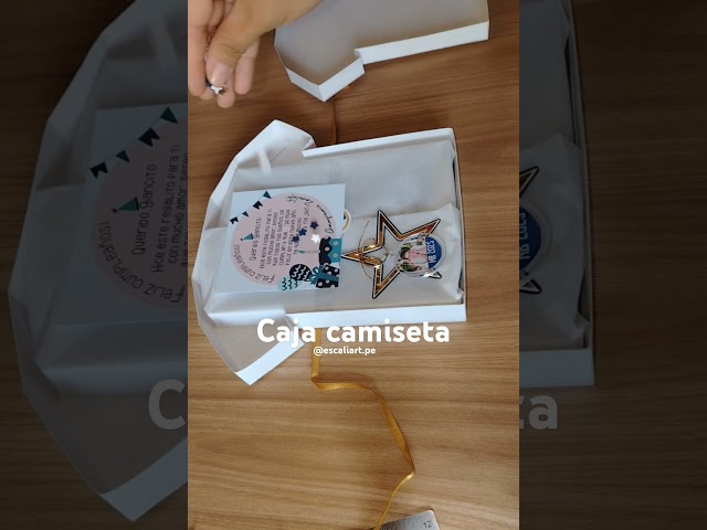 Vídeo relacionado con Cojín Personalizado Fútbol - Diseño Doble Cara con Relleno Incluido - Regalo Original Aficionados del Fútbol - Regalo Camiseta Equipo Fútbol - Apto para Lavadora (A. Madrid, 35 x 35 cm)
