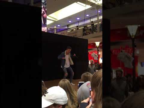 Noah Gerstenfeld från Idol 2017 sjunger Classic i Nordstan 2017-12-16