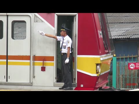 Petugas Pelayanan Kereta (PPK) KRL Commuter line 6, baru dengan topi + sarung tangan ll ジャボタベクの車掌 6