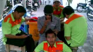 preview picture of video 'Orange Crew Bravo Supermarket Cepu.mp4'