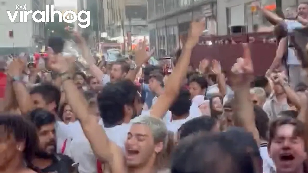 England Fans in NYC Celebrate Advancing to the Semifinals || ViralHog
