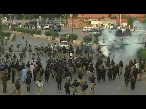 فيديو اشتباكات عنيفة اثناء مظاهرات منددة بترامب في باكستان