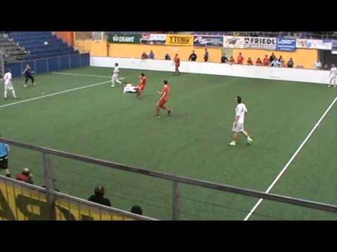 Der Ball muss ins Tor, egal wie! Diesmal mit dem Auge!.. Aua...