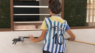Niño pobre veía jugar a messi en la televisión de sus vecinos😭😥