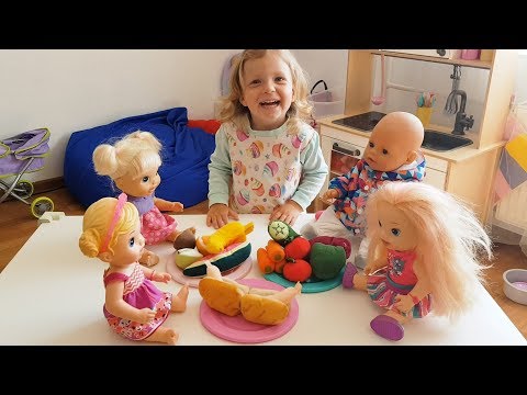Olya cooking with kitchen playset and toy food as Little Mommy!!!