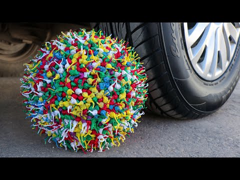 Experimento: Petardos VS Rueda de Coche | Aplastando Cosas Crujientes con el Coche