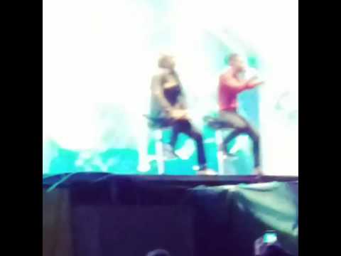 Mato Grosso e Mathias fazem homenagem para Cristiano Araújo durante show (18/06/16)