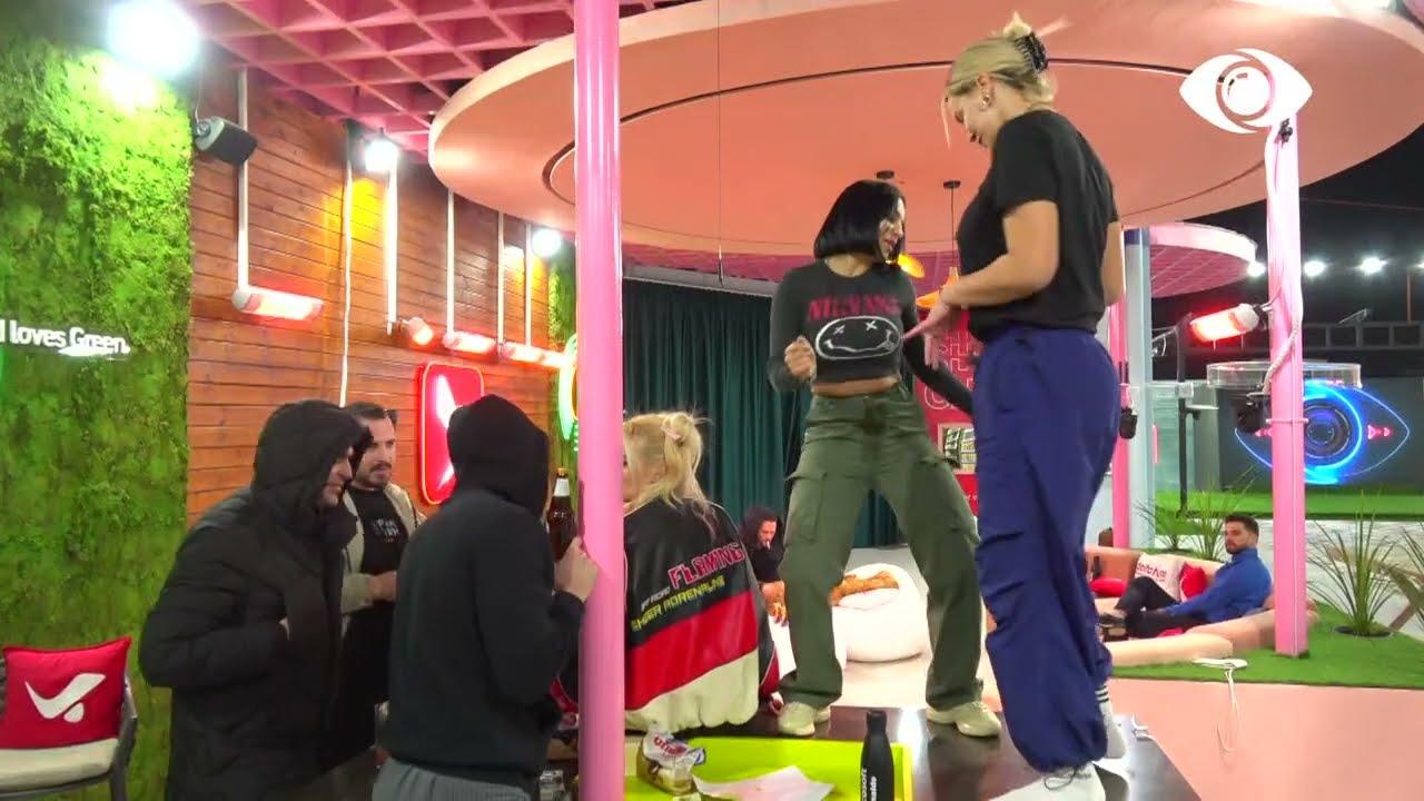 Kejvina dhe Mikela kërcejnë sipër tavolinës