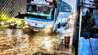 Download lagu BANJIR DI JOMBOR, BUS SUMBER WARAS JAM TERAKHIR INI JADI PENYELAMATKU! mp3