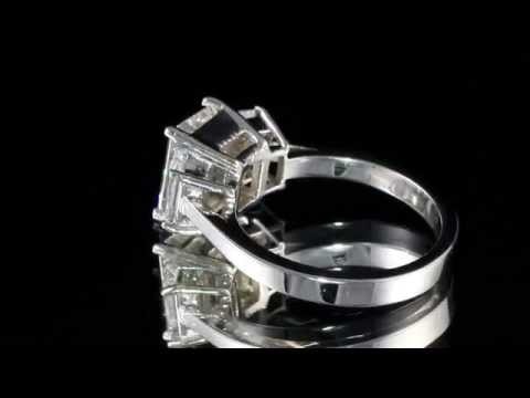 3.60 CTW EMERALD TRAPEZOID CUT DIAMOND RING