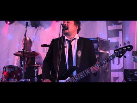 Medverkar som skådespelare i Titanix musikvideo till nya låten ” Kyss mig”.