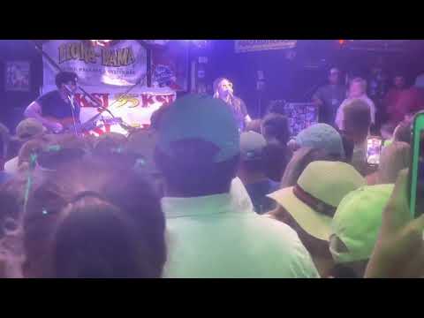 @Elle King performing “Bonafide” at the Flora-Bama