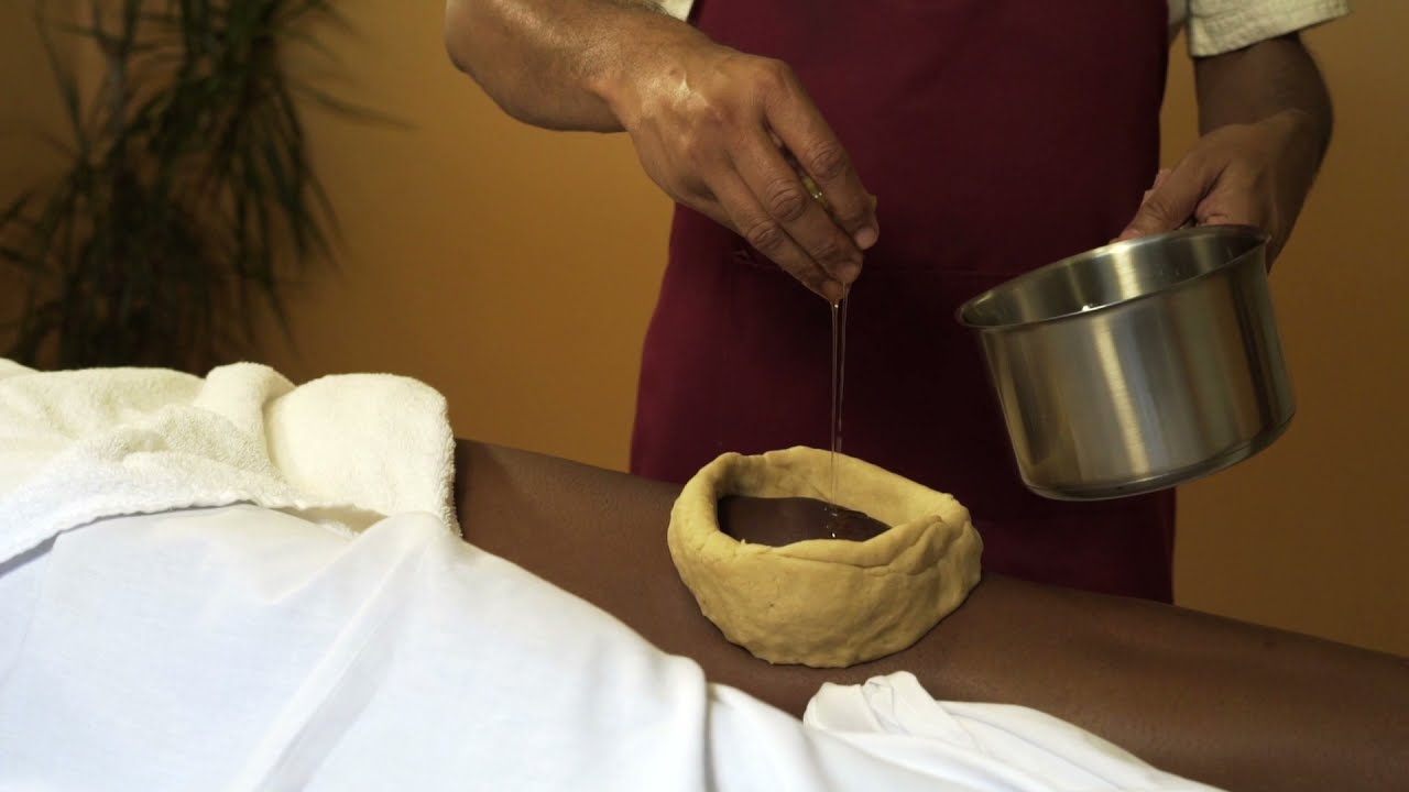 JanuBasti (Oil Knee therapy) - Athreya Ayurveda